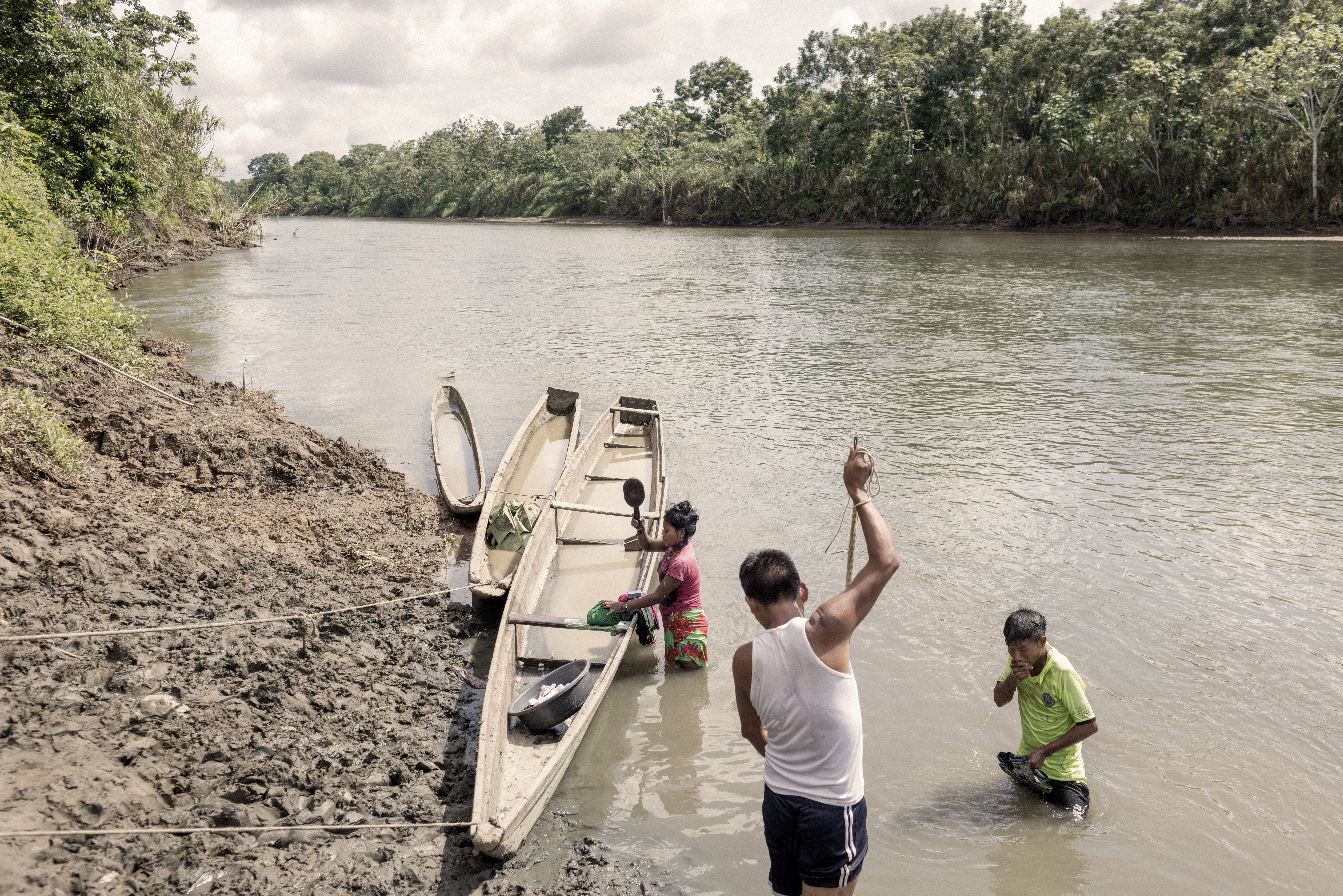Os habitantes de uma aldeia indígena utilizam o rio Atrato para lavar a roupa