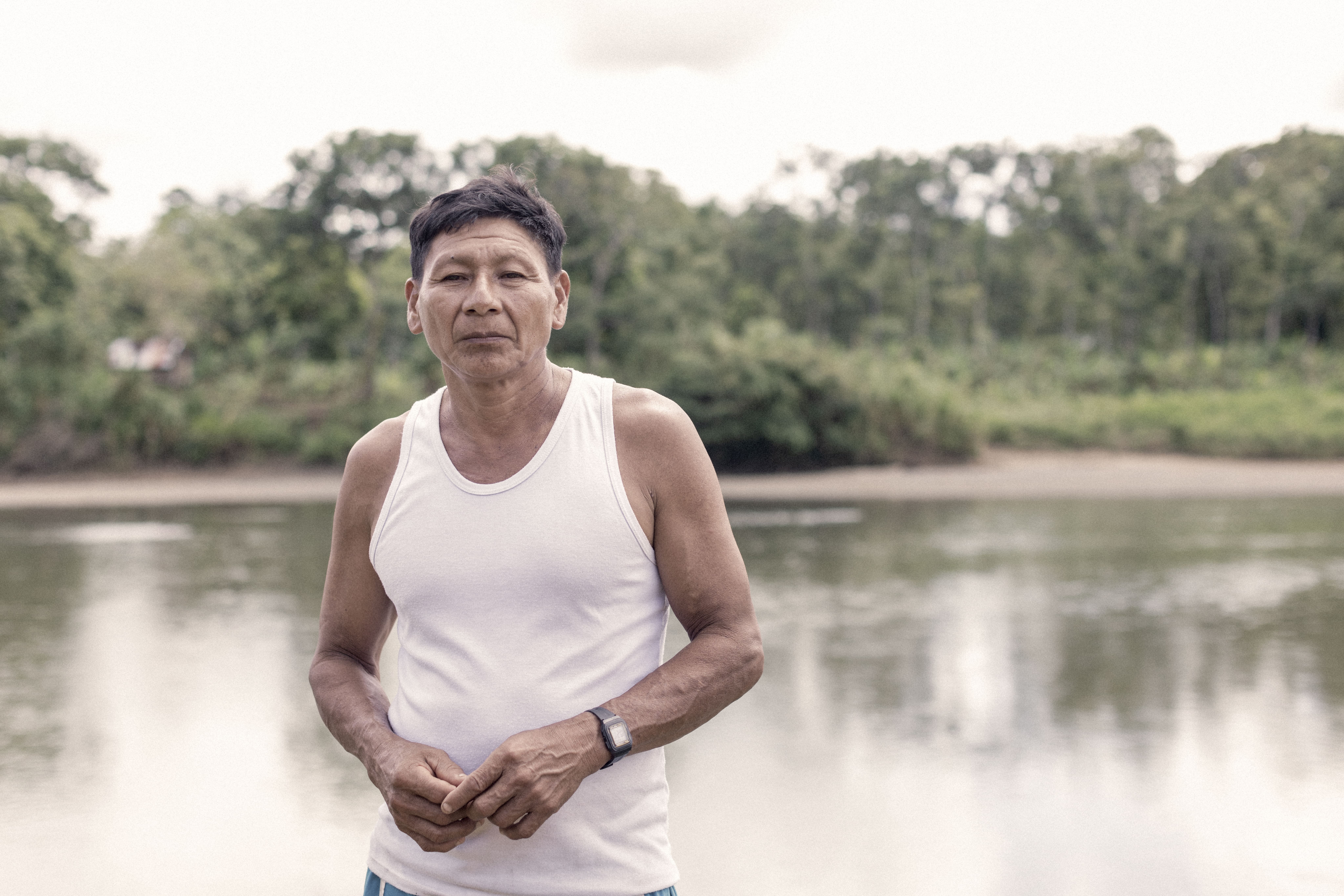 Chefe de uma aldeia indígena nas margens do rio Atrato