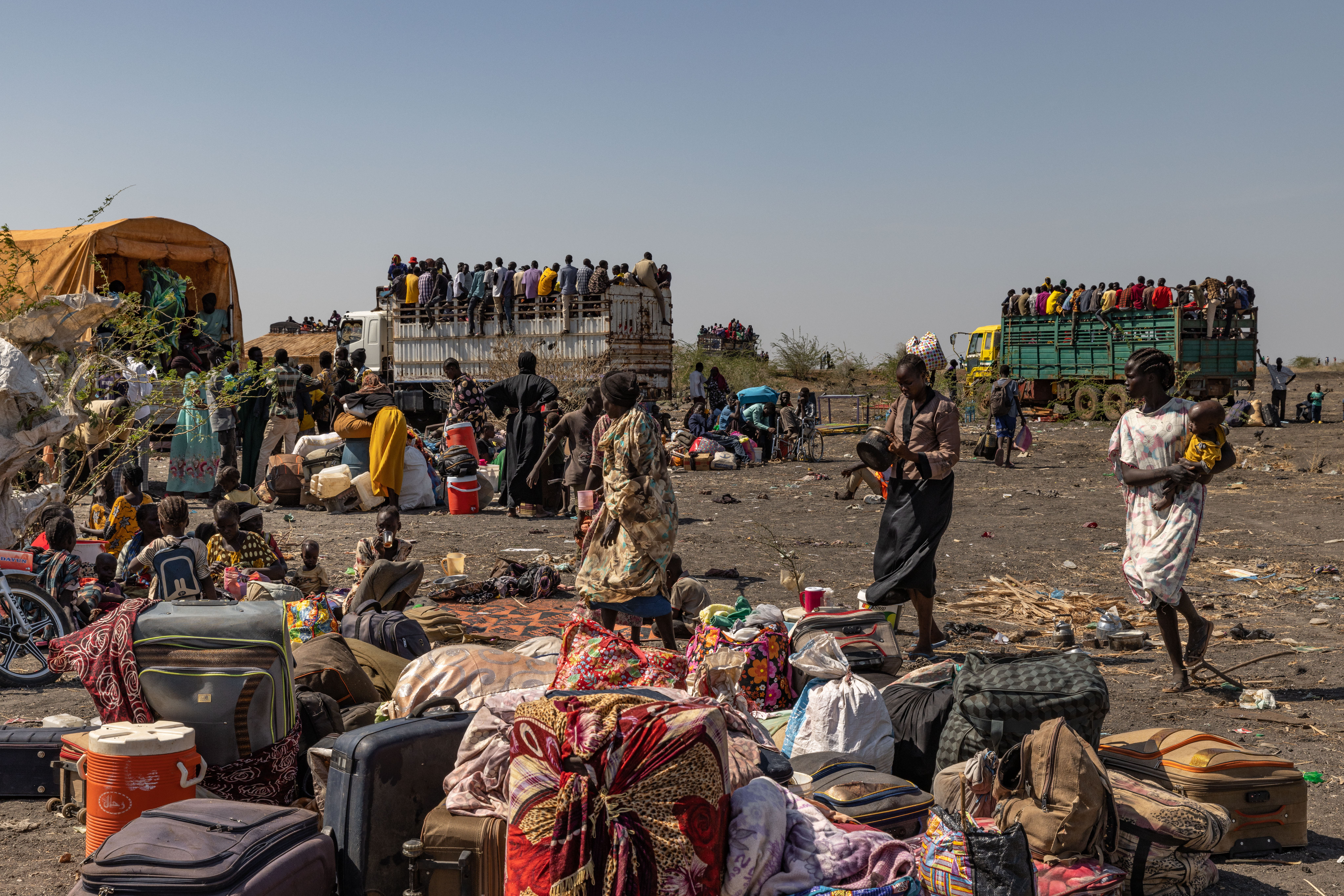 Centenas de refugiados e repatriados sobem a bordo de camiões no posto fronteiriço de Joda, perto de Renk, no Sudão do Sul, para serem transportados para o centro de trânsito do ACNUR, a uma hora de carro, depois de terem fugido do conflito no Sudão.