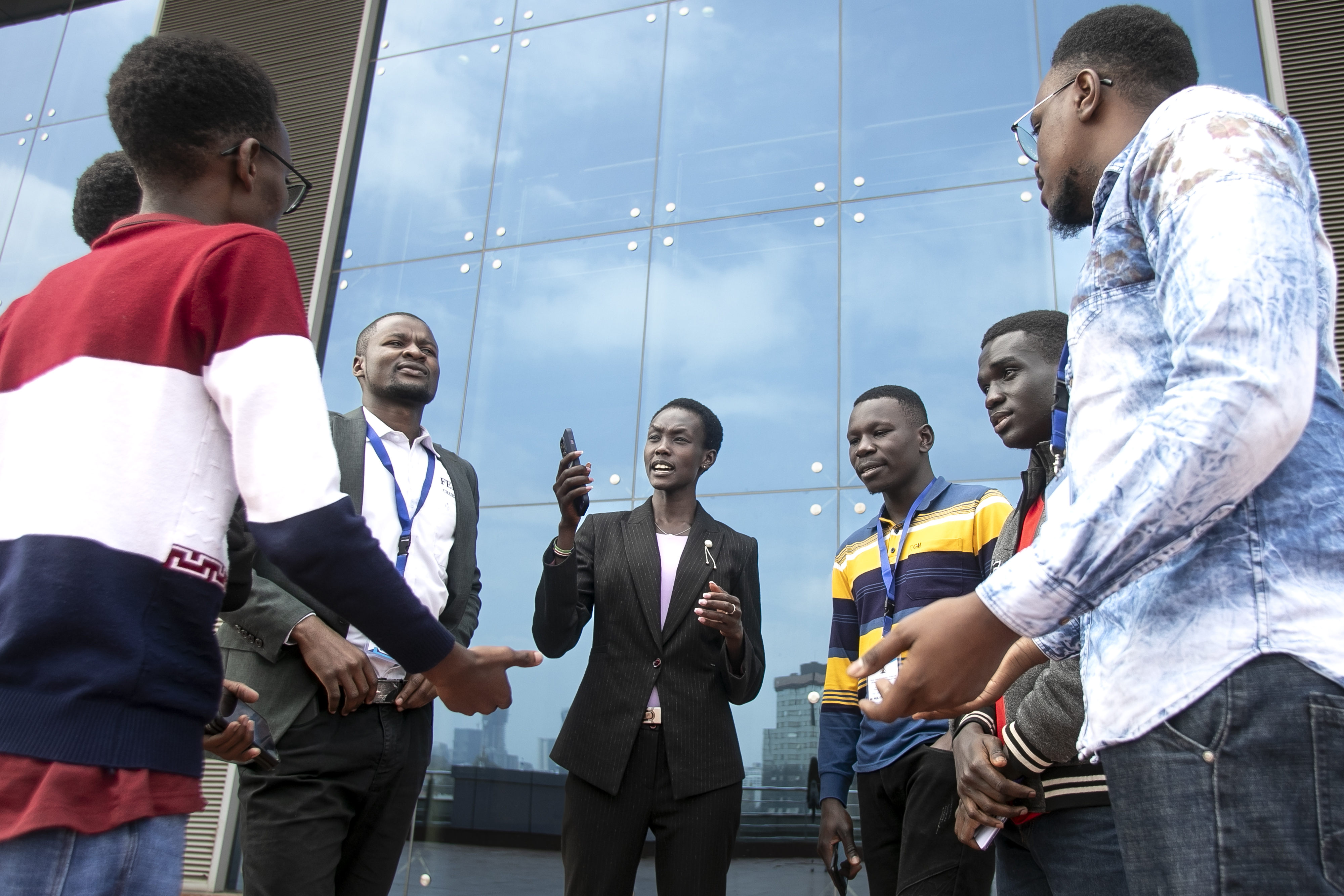 Monicah fala com outros estudantes que participam num fórum de jovens sobre desenvolvimento sustentável na Universidade de Nairobi.