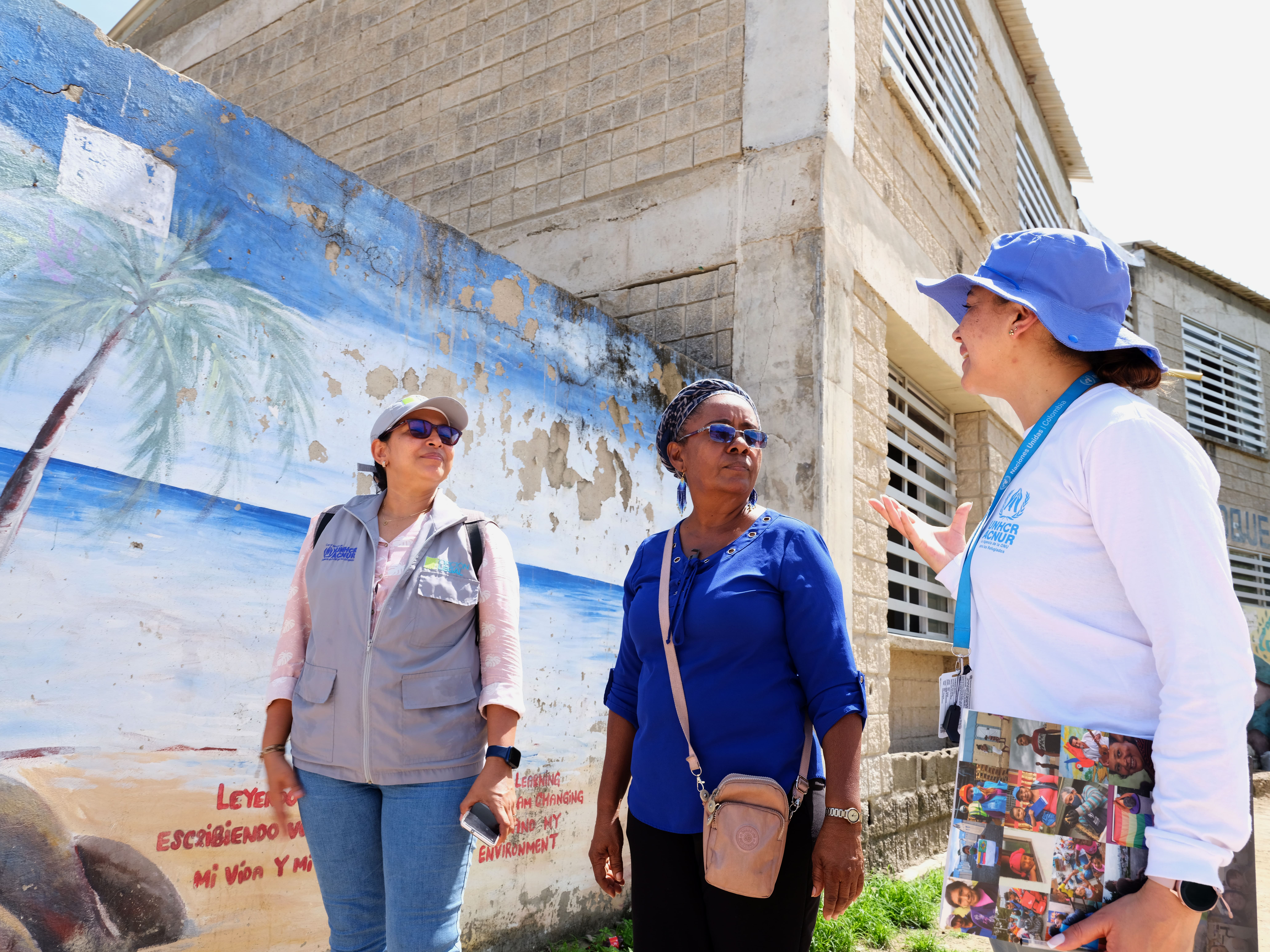 Adriana Pita, Associada do ACNUR para a Educação, conversa com o presidente da escola Tierra Bomba em Cartagena, juntamente com Glendis Paredes