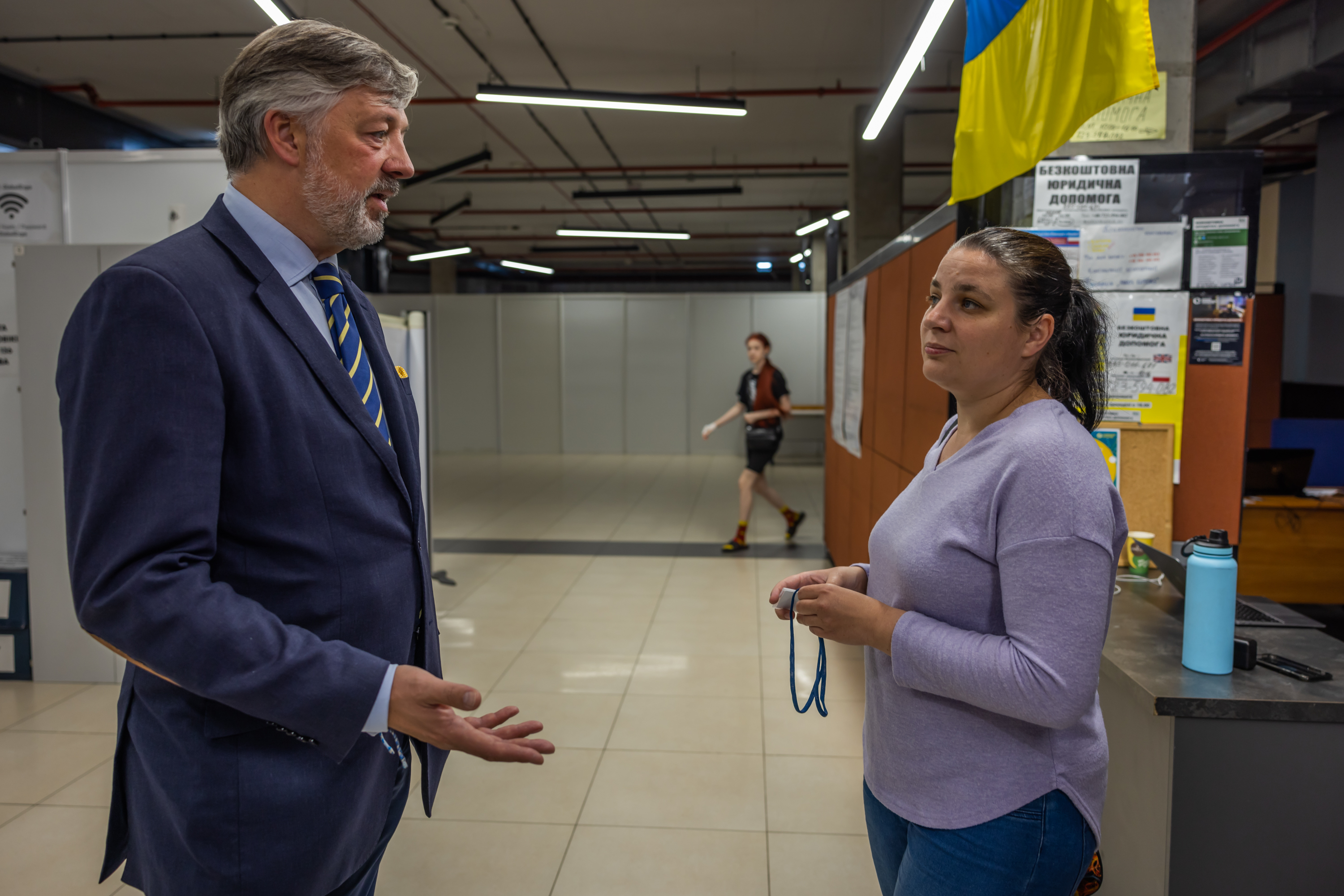 Os advogados voluntários Filip Czernicki (à esquerda) e Malgorzata Dziewanowska (à direita) discutem casos de clientes no abrigo coletivo Modlinska, em Varsóvia, onde vivem atualmente cerca de 1000 refugiados ucranianos. 