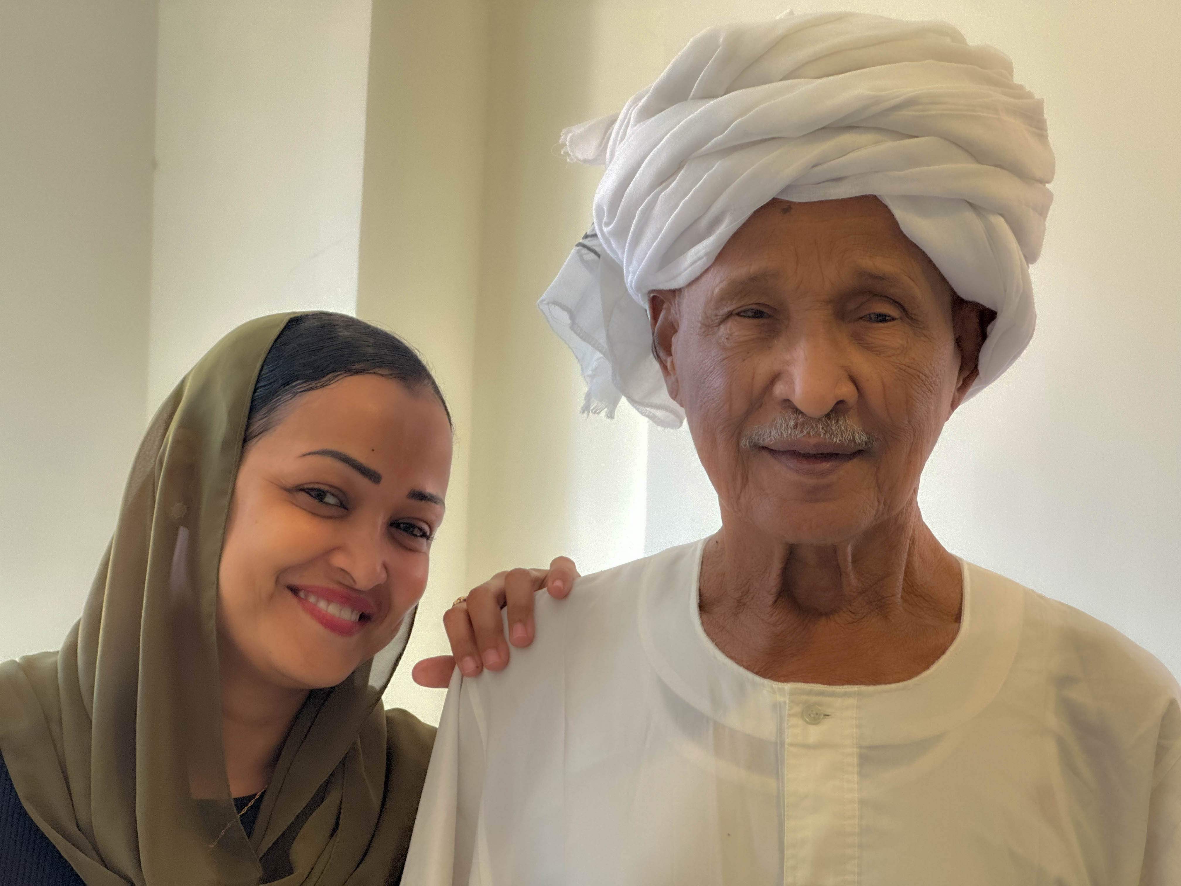 Apesar de terem encontrado segurança, a adaptação à sua nova vida de refugiados no Egipto é uma luta diária. O pai, de 79 anos, tem diabetes e doença renal, necessitando de medicação e cuidados que não podem pagar. 