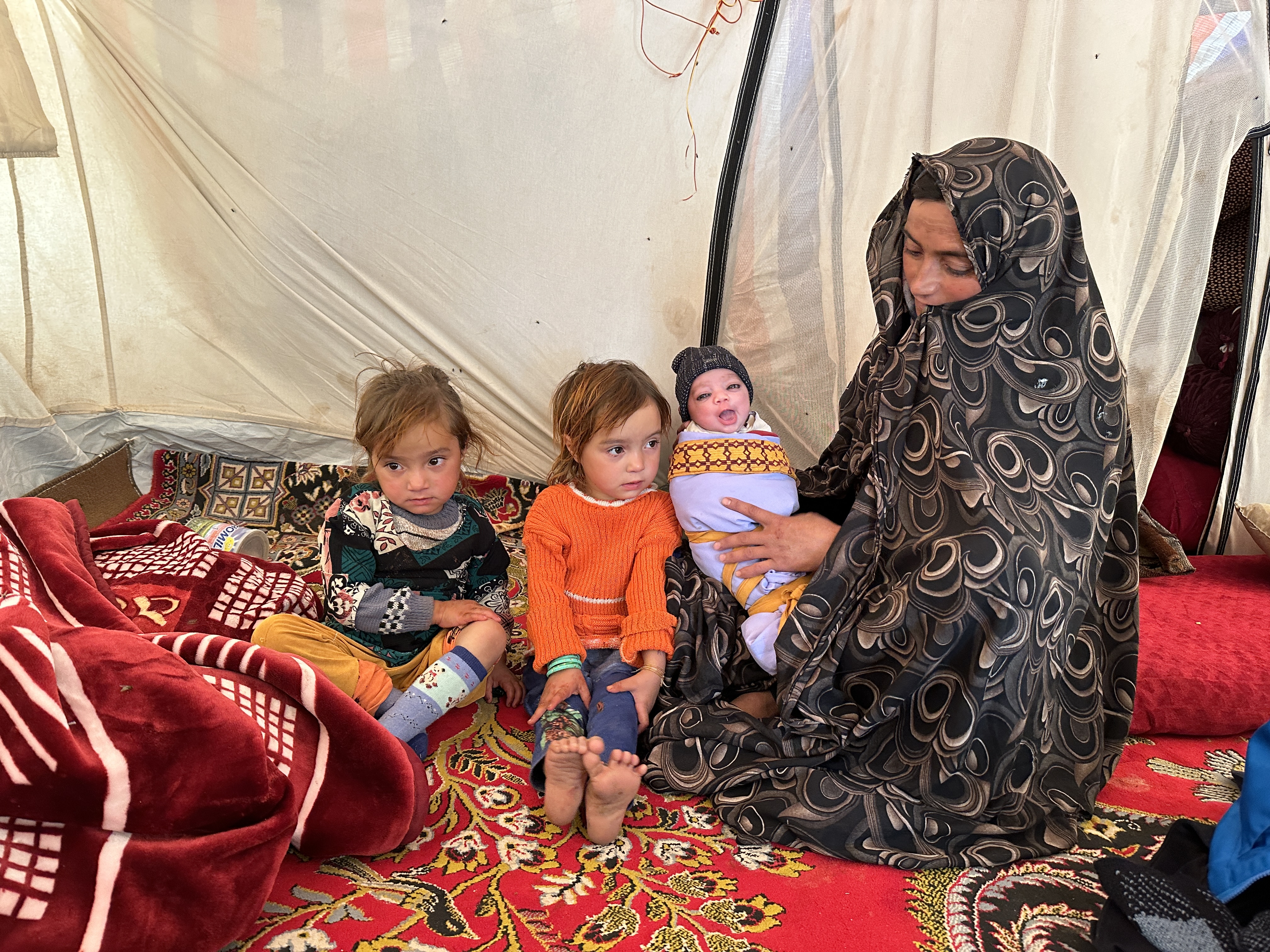 Sharifa com a sua filha bebé, Marzia, e as gémeas de 4 anos, Rokshana e Sabriya. Uma outra filha morreu quando a casa da família se desmoronou durante o primeiro terramoto. 