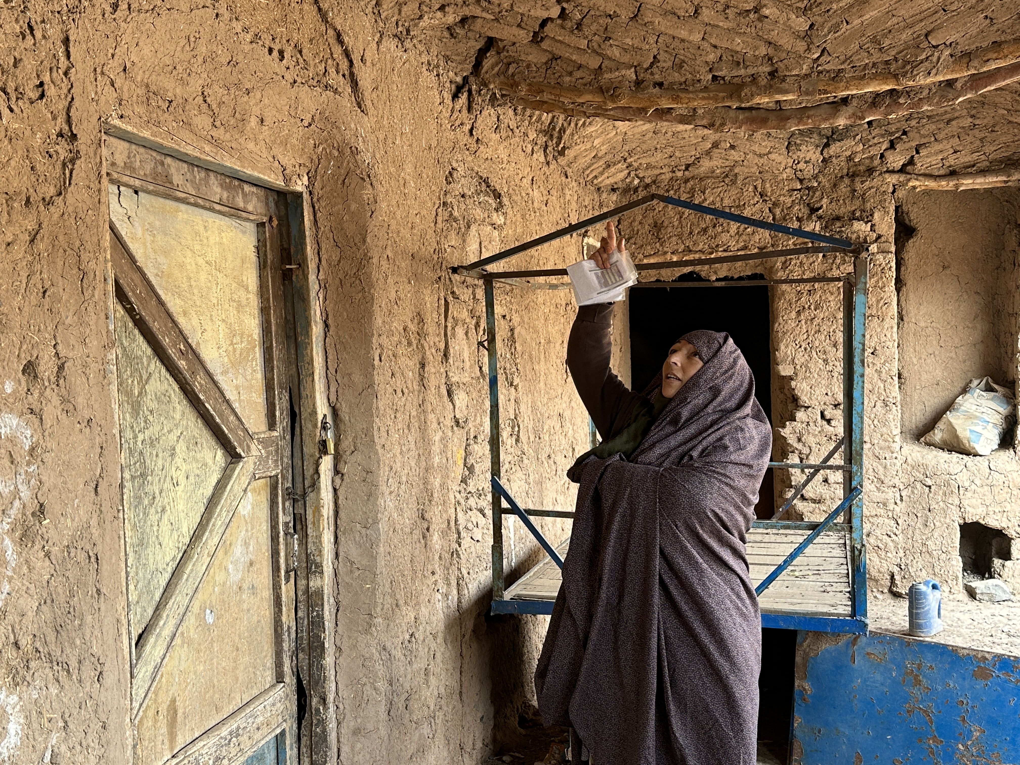 Humaira assinala os danos causados pelo terramoto na sua casa, o que tornou inseguro para a sua família permanecer no local. 