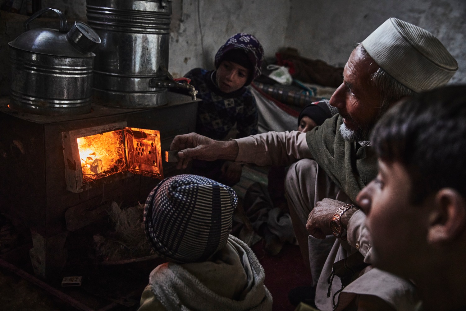 Familia na lareira com frio acnur