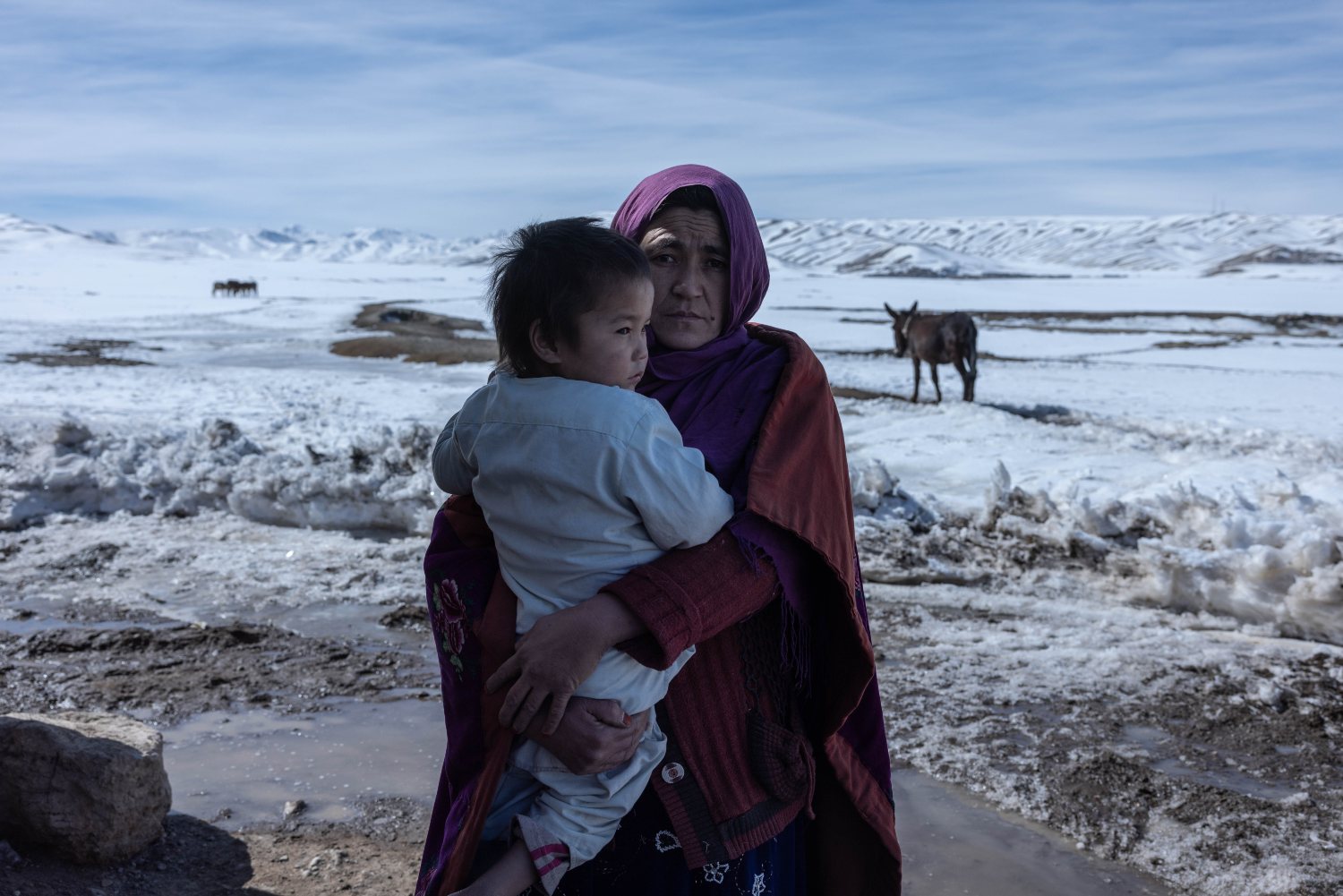 Mãe e filho refugiados do frio