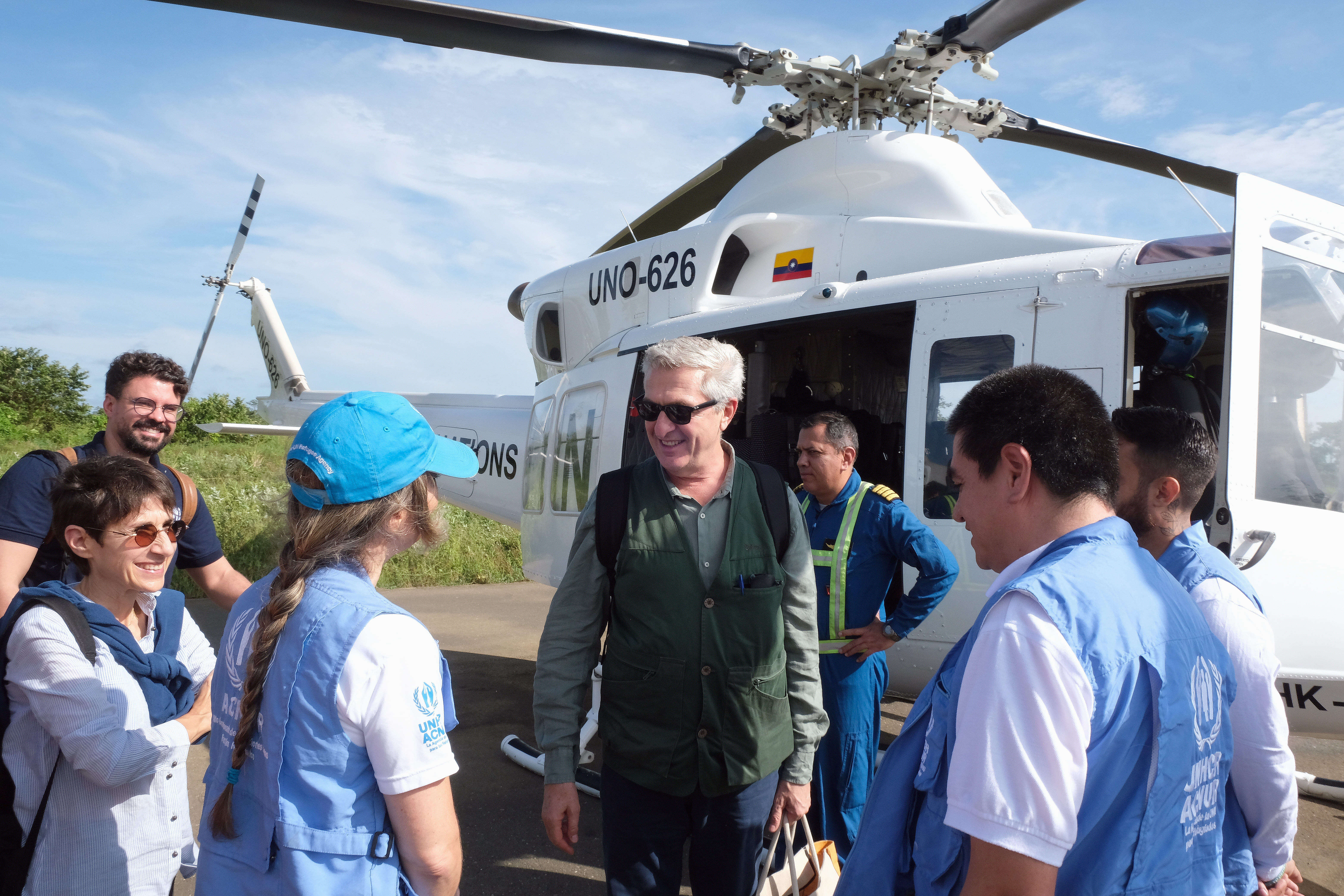 O Alto Comissário, Filippo Grandi, voa de helicóptero para Darien Gap. 