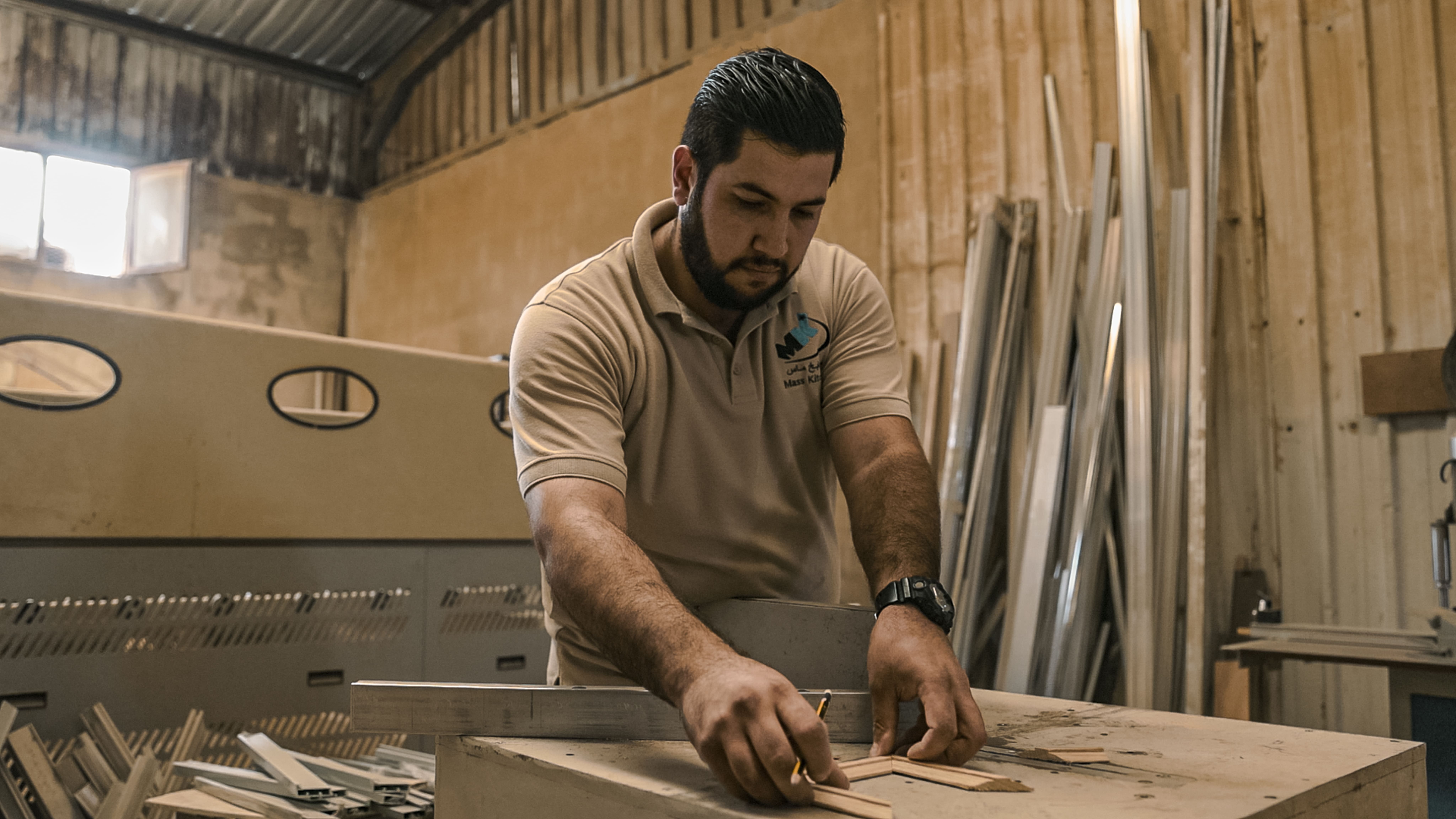Ziad é um carpinteiro experiente que aprendeu a profissão com o seu pai.