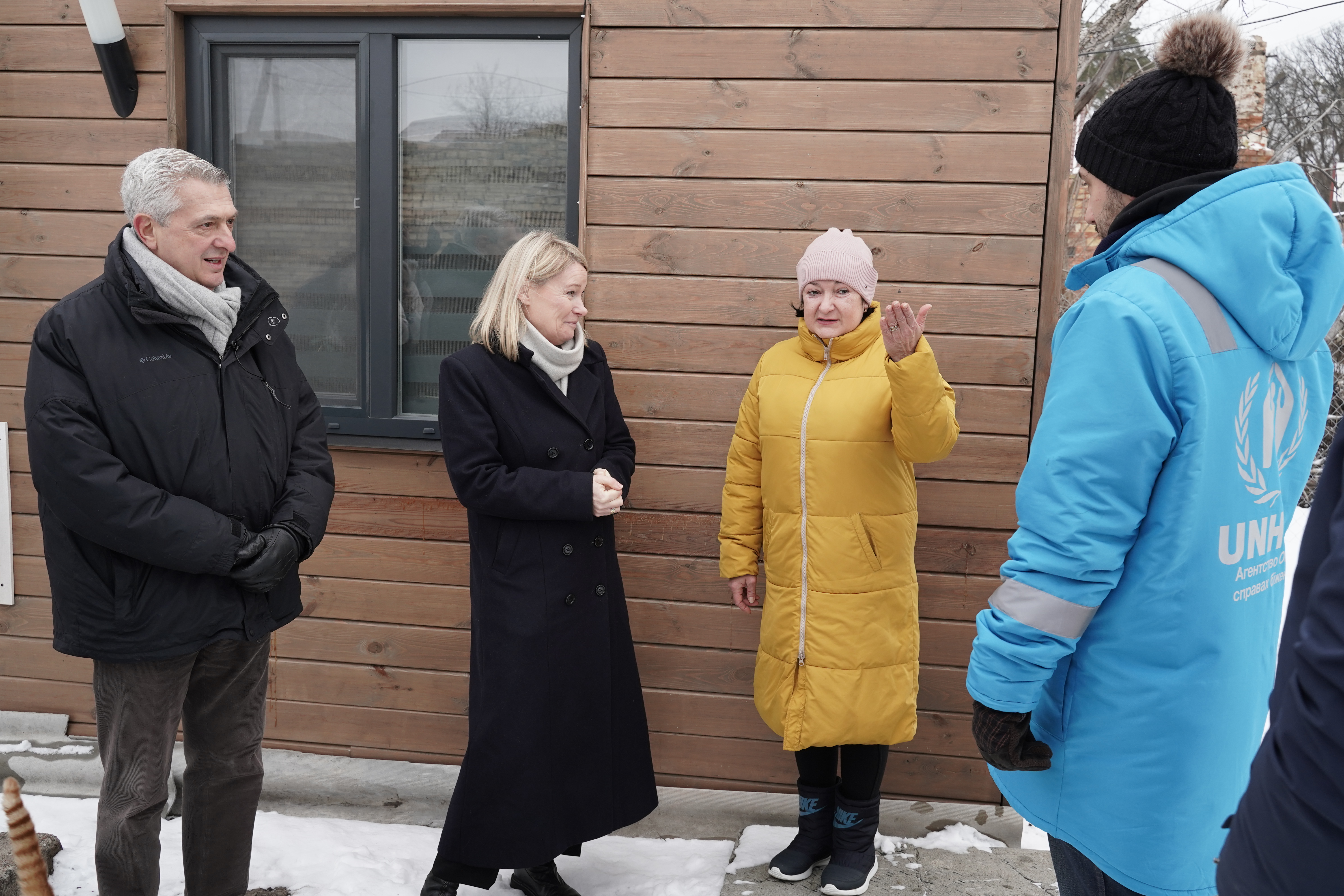 O Alto Comissário das Nações Unidas para os Refugiados, Filippo Grandi, juntamente com a Chefe da Ajuda Humanitária da UE na Ucrânia, Cláudia Amaral, visitaram uma família a quem foi fornecida uma casa pré-fabricada em Horenka, na região de Kiev. 