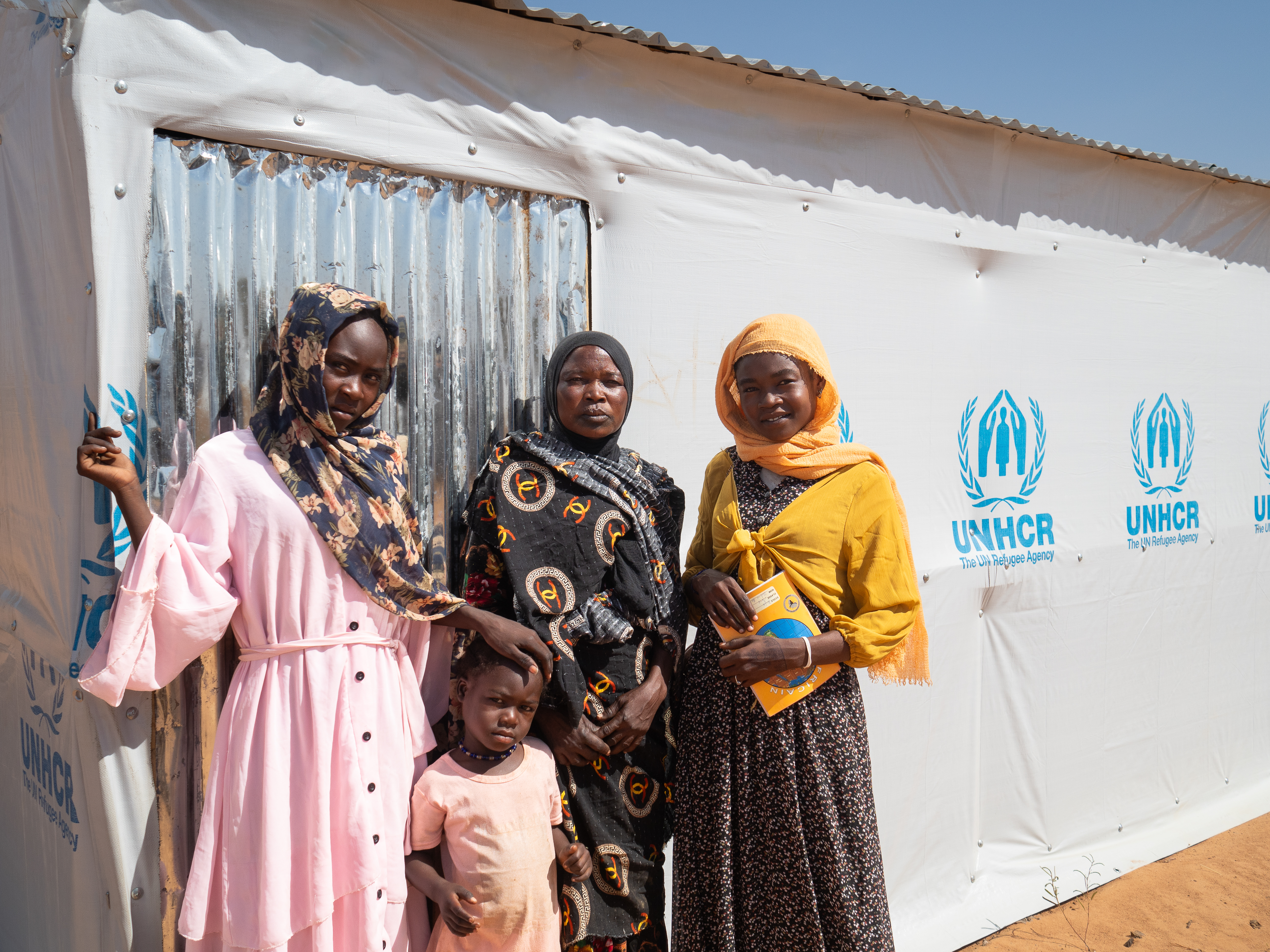 A refugiada sudanesa Zara e a sua família em frente ao abrigo que lhes foi recentemente atribuído nas extensões do campo de refugiados de Farchana, no leste do Chade