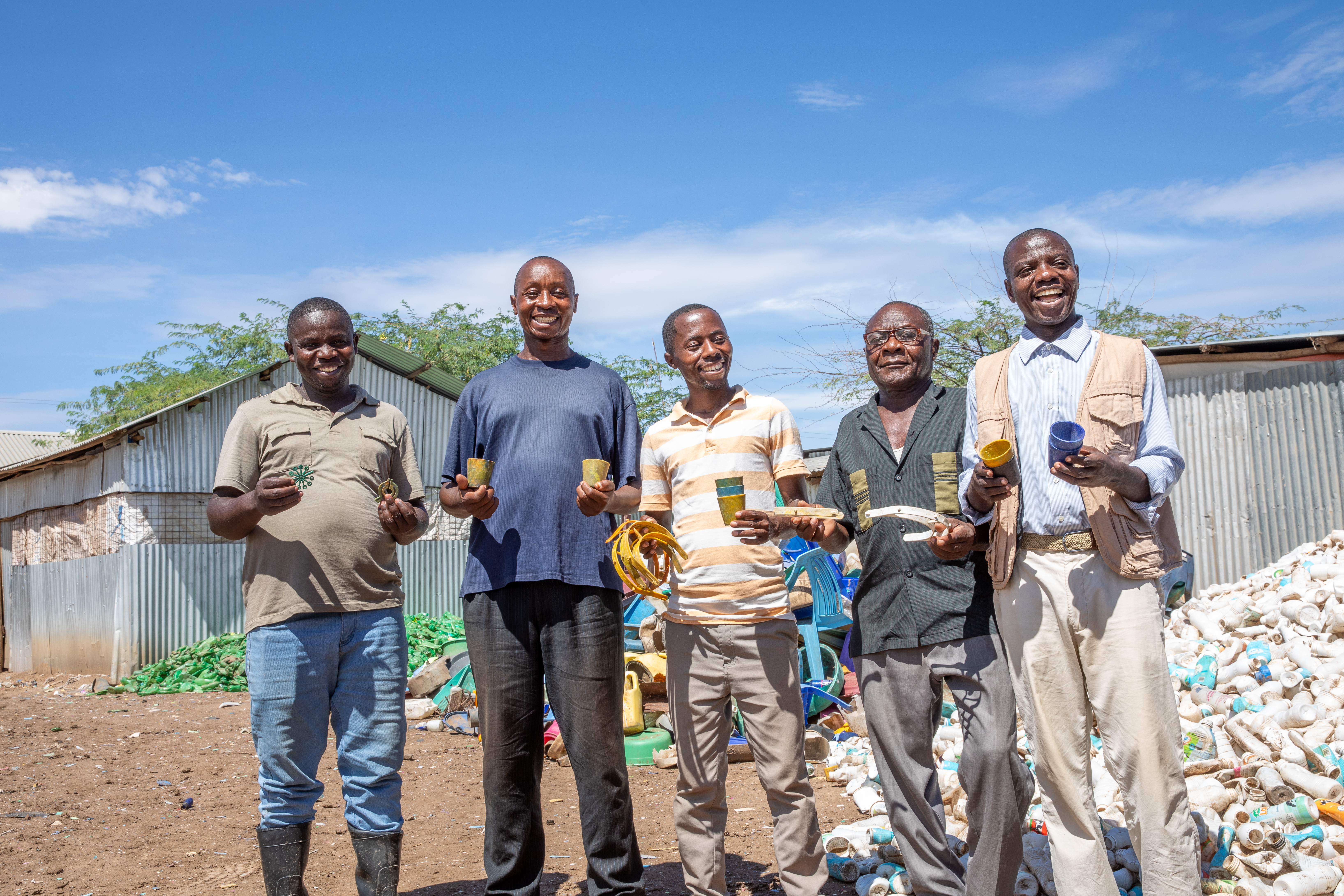 Membros da FRADI (Fraternidade Desenvolvimento Integrado), a empresa social criada por Raphael Basemi no campo de refugiados de Kakuma, no Quénia.