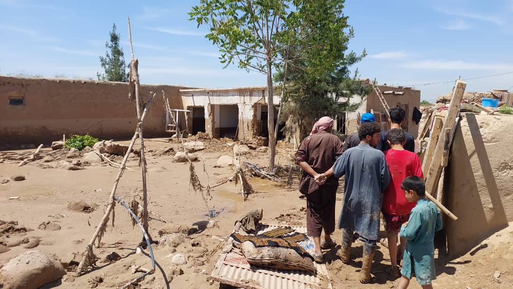 Residentes do distrito de Baghlan-e-Jadid avaliam os danos causados pelas recentes inundações na província de Baghlan, no nordeste do Afeganistão. © UNHCR/Mujeeburrahman Habiby