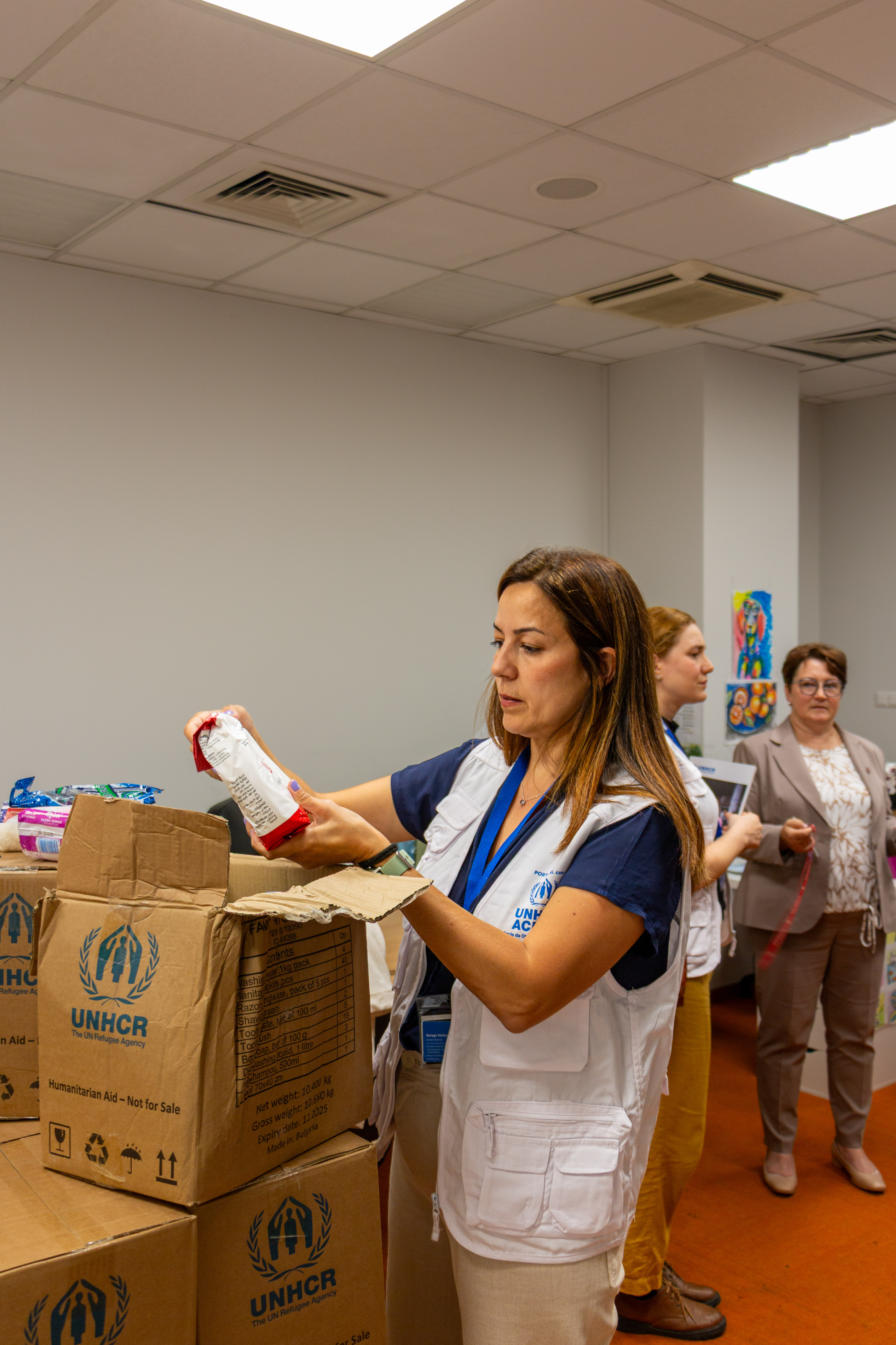 Soraya Ventura, diretora nacional da Portugal com ACNUR verifica os kits de higiene, alimentos e outros bens essenciais distribuídos pelo ACNUR Polónia. © Portugal com ACNUR/Francisco Machado