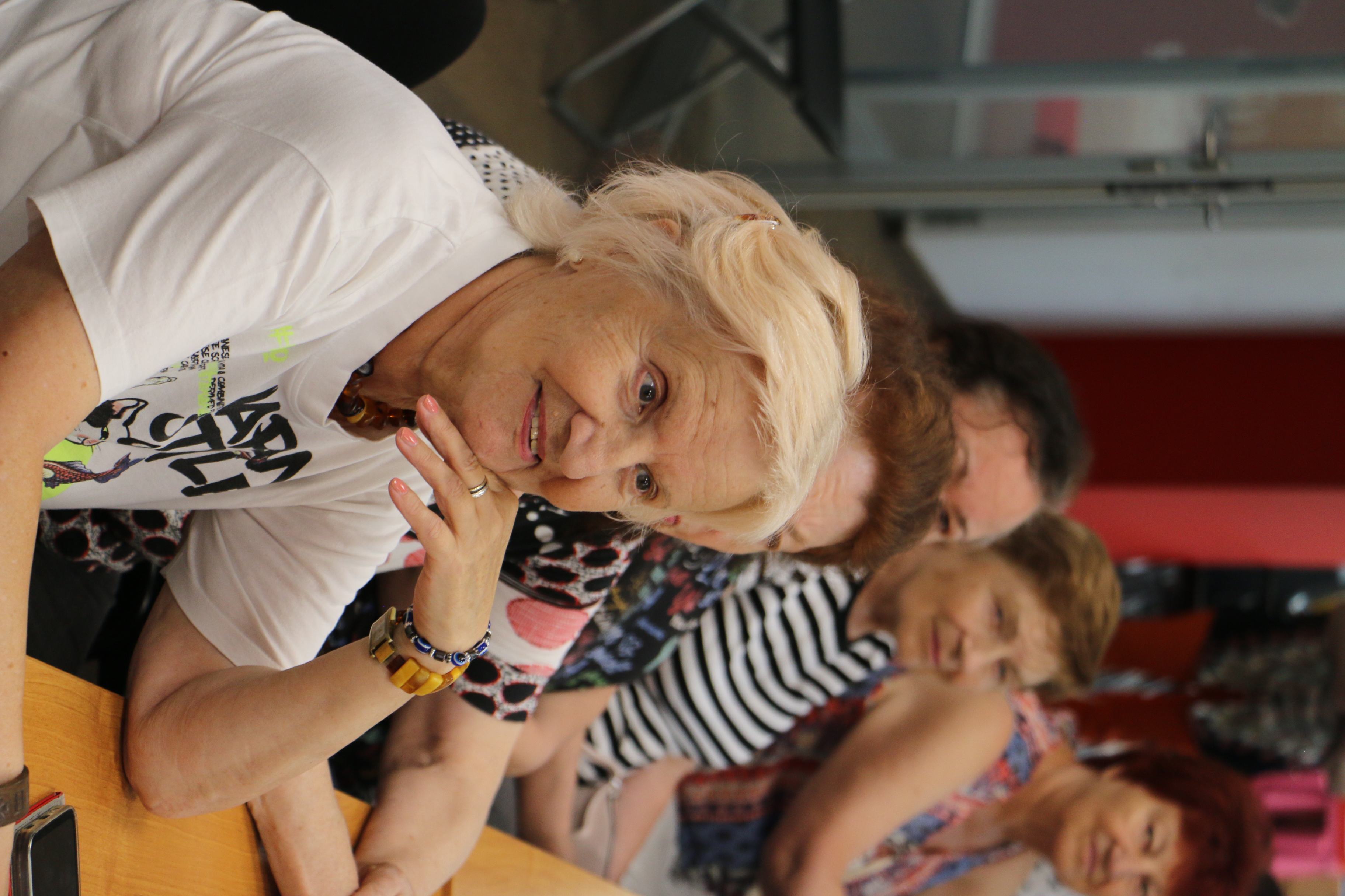 No Caritas Community Centre, em Varsóvia, momentos de escuta ativa com mulheres refugiadas idosas permitiram uma reflexão profunda sobre os desafios de adaptação em idade avançada, longe do país de origem. © Portugal com ACNUR/Francisco Machado 