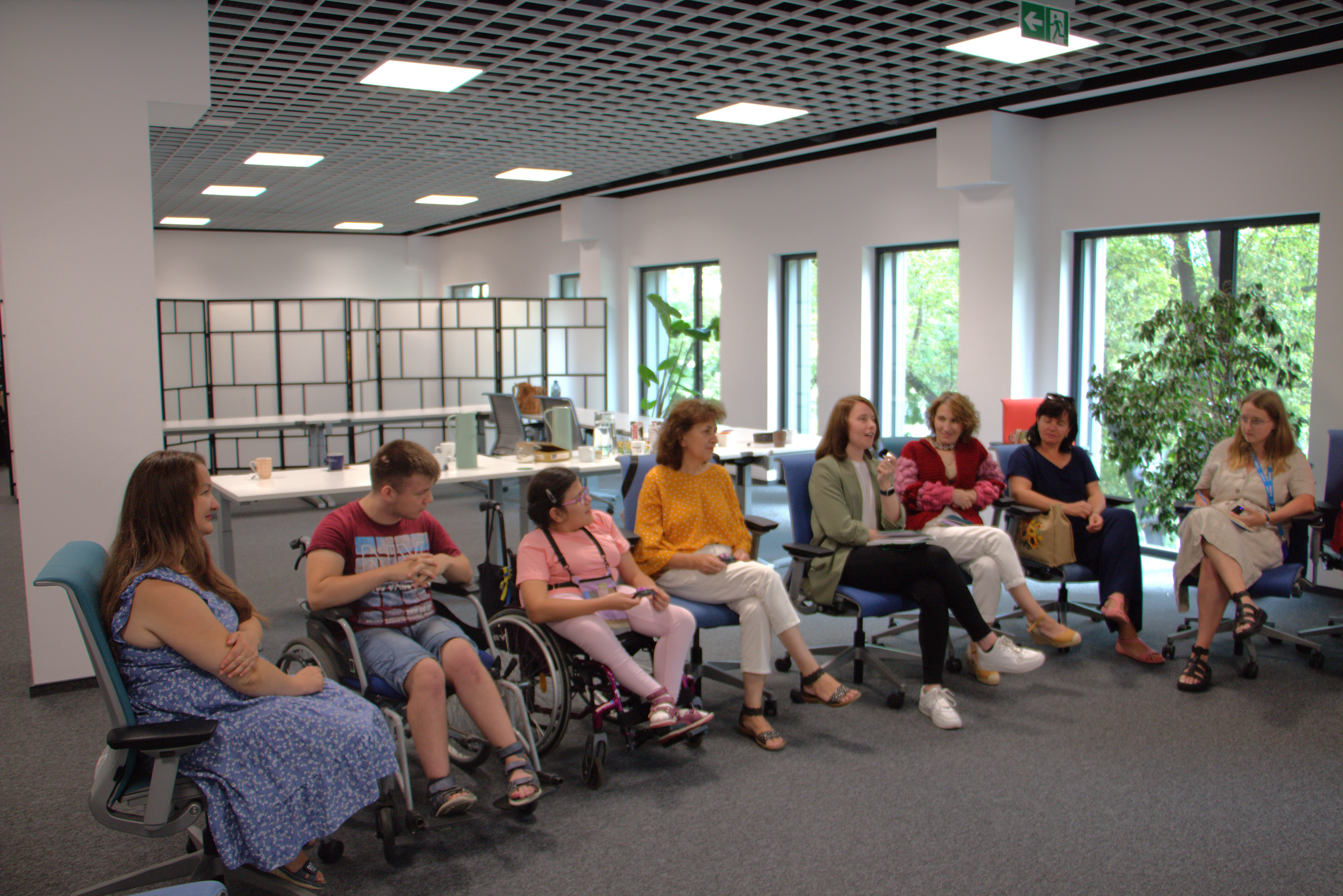 Durante a visita à Associação Patchwork, em Cracóvia, a missão teve a oportunidade de ouvir, num grupo focal, os testemunhos de mulheres refugiadas que, enquanto mães de crianças com deficiência, partilharam os desafios da sua integração na Polónia. © Portugal com ACNUR/Francisco Machado