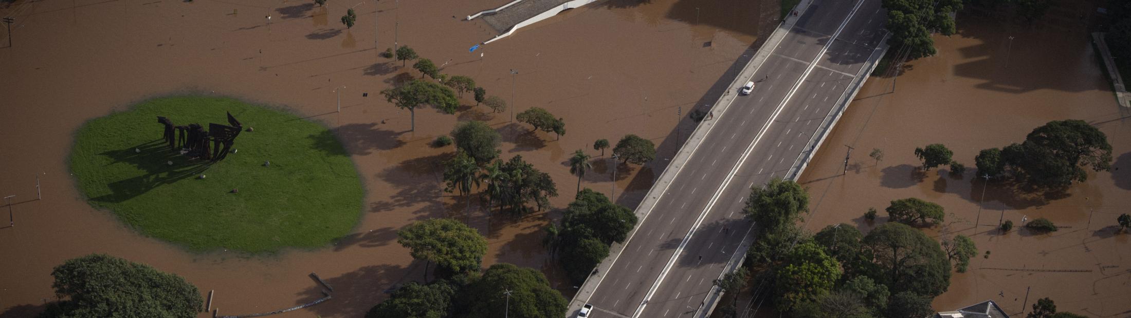 A crise climática alimenta as inundações e agrava as deslocações 