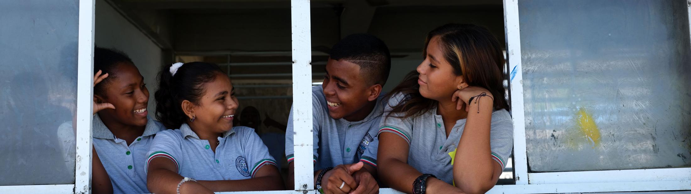 Escolas na Colômbia tornam-se espaços de integração para jovens refugiados e deslocados