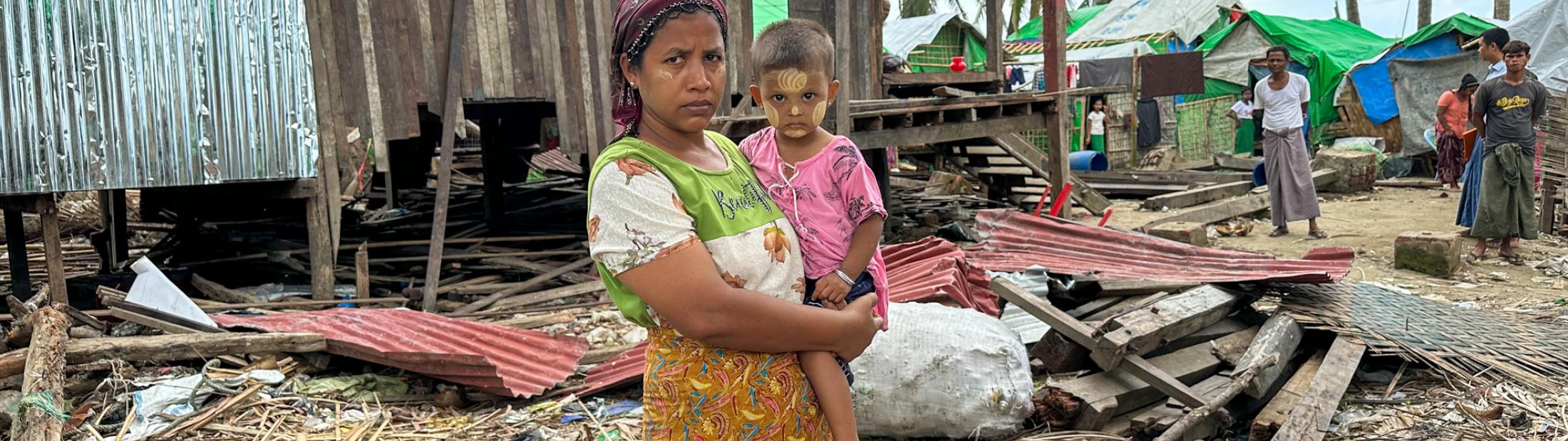 Famílias deslocadas em Myanmar preparam-se para a estação das monções, na sequência do ciclone 