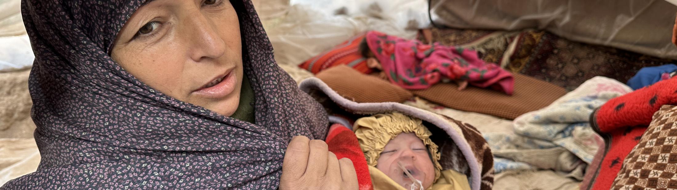 Os sobreviventes dos terríveis terramotos no Afeganistão lutam para recuperar 