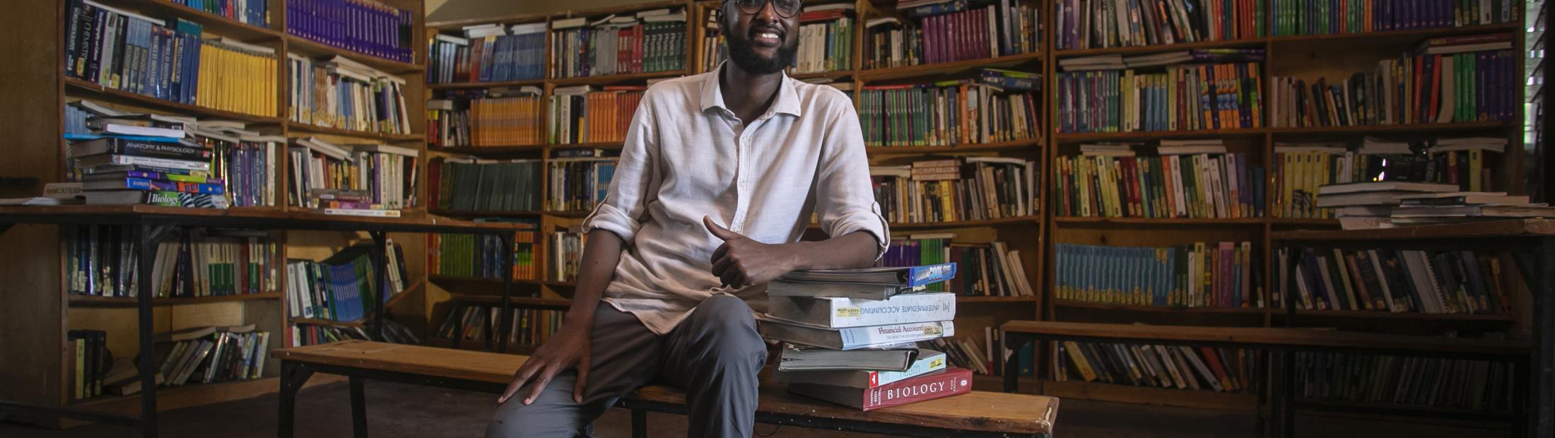 Jornalista e antigo refugiado ganha o Prémio Nansen do ACNUR por defender a educação de refugiados no Quénia 