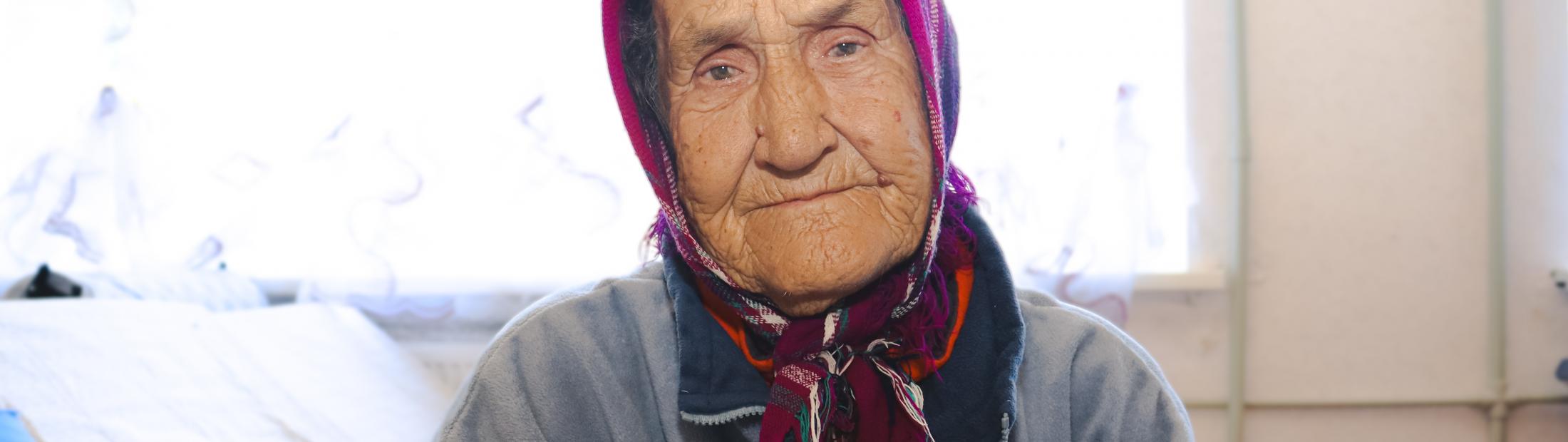 Fugir aos ataques aéreos no Leste da Ucrânia: a viagem de uma pessoa de 82 anos para um local seguro 