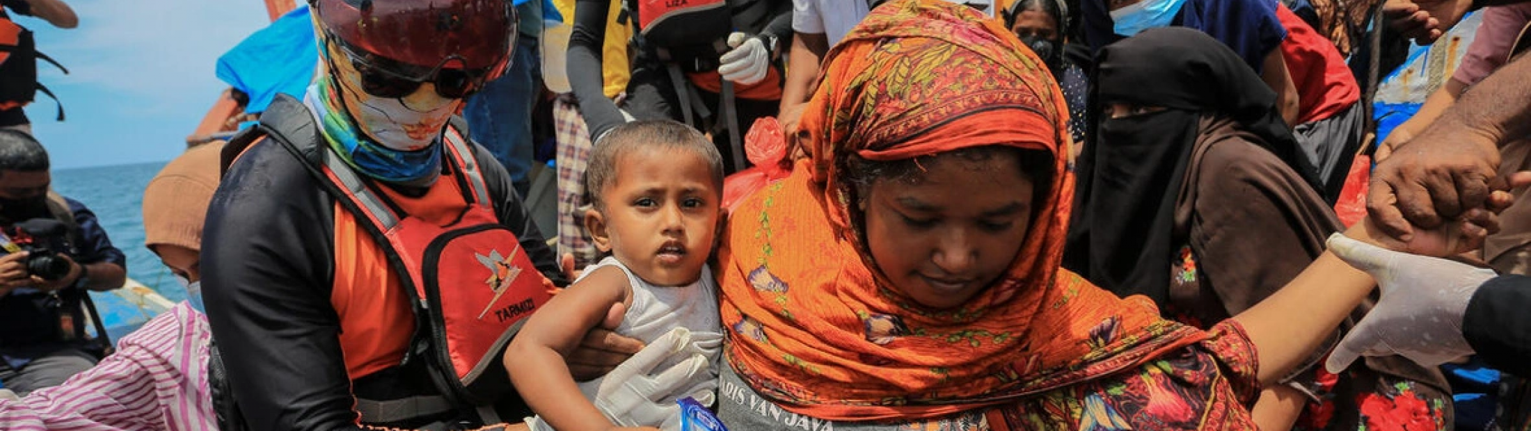Mais refugiados arriscam-se em perigosas viagens marítimas a partir de Myanmar à medida que a crise se agrava