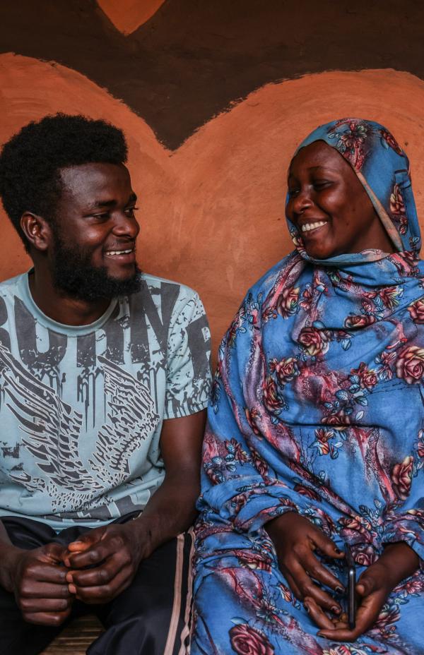 O amor de um jovem casal resiste à guerra no Sudão e foge para a Etiópia 