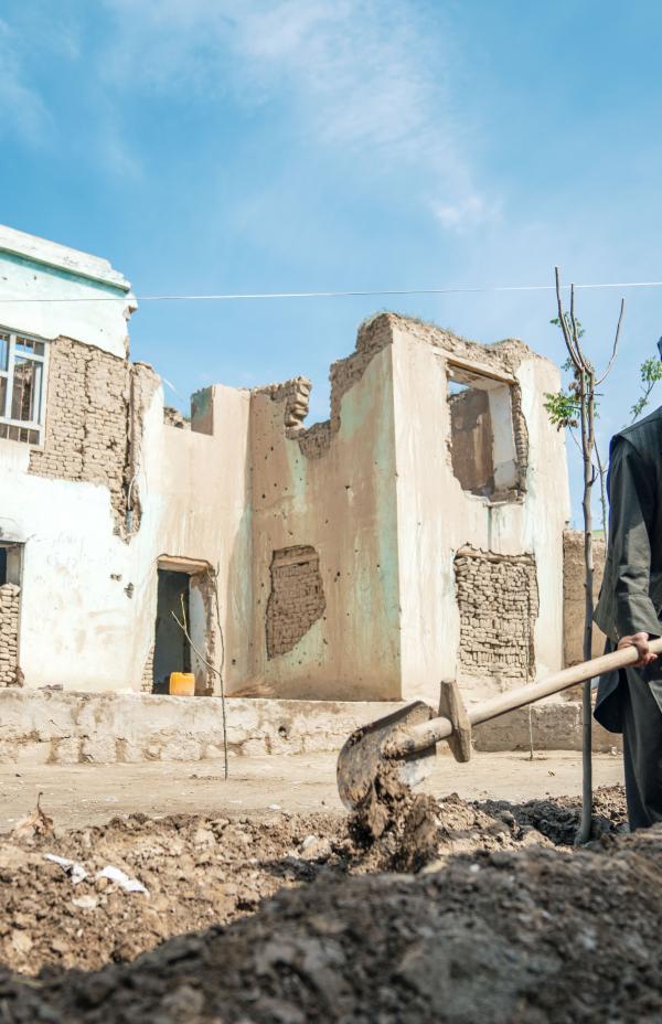 As pessoas afegãs deslocadas recebem ajuda para reconstruir as suas vidas e comunidades 