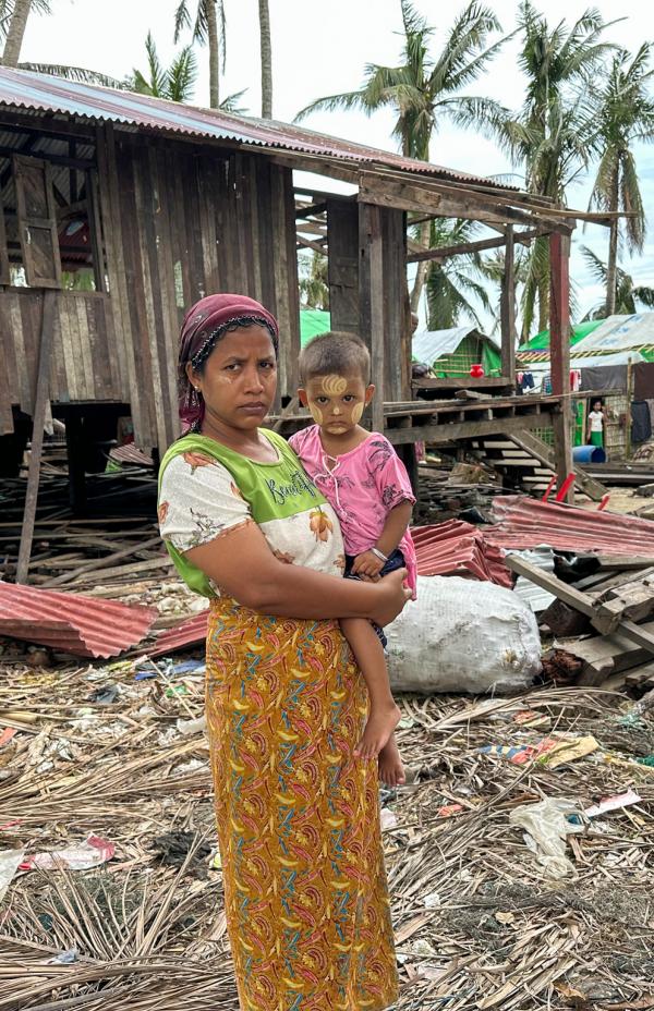 Famílias deslocadas em Myanmar preparam-se para a estação das monções, na sequência do ciclone 