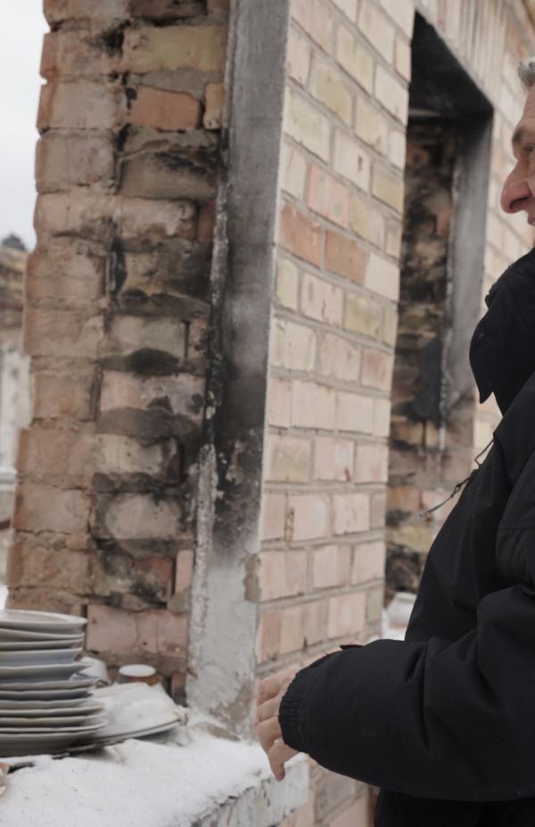 O ACNUR repara mais de 27.500 casas, permitindo que as famílias permaneçam e regressem às suas casas na Ucrânia