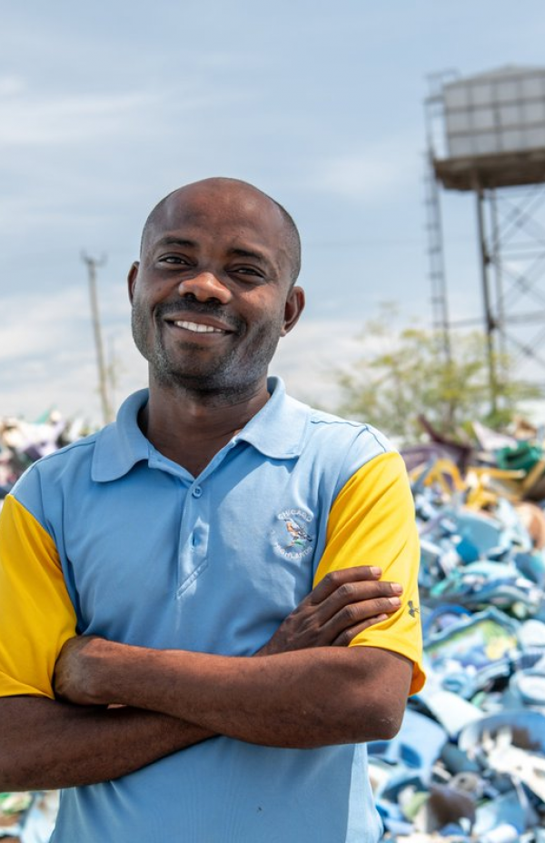 Refugiado congolês transforma resíduos de plástico num negócio lucrativo 