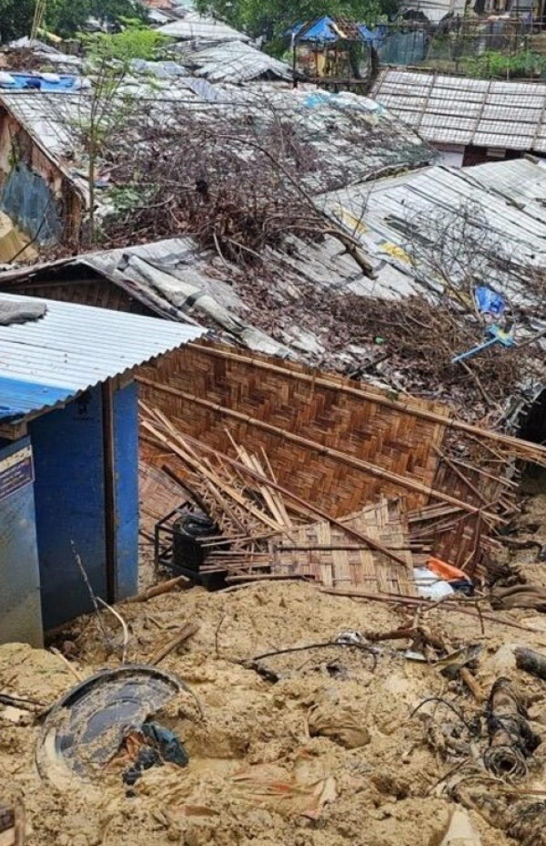 O ACNUR e os seus parceiros aceleram o apoio aos refugiados Rohingya afetados por deslizamentos de terras mortais no Bangladesh 