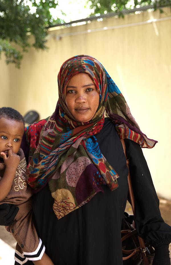 Mãe sudanesa sofre tragédia antes de fuga perigosa para a Líbia 