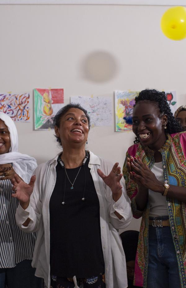Jovem voluntária sudanesa homenageada pelo seu trabalho altruísta de apoio aos refugiados no Egito 