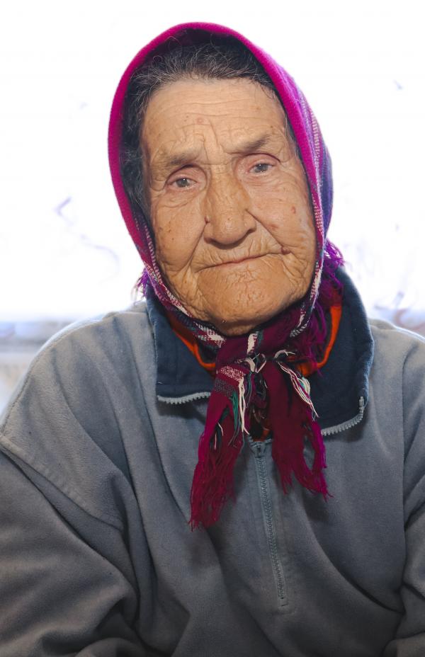 Fugir aos ataques aéreos no Leste da Ucrânia: a viagem de uma pessoa de 82 anos para um local seguro 