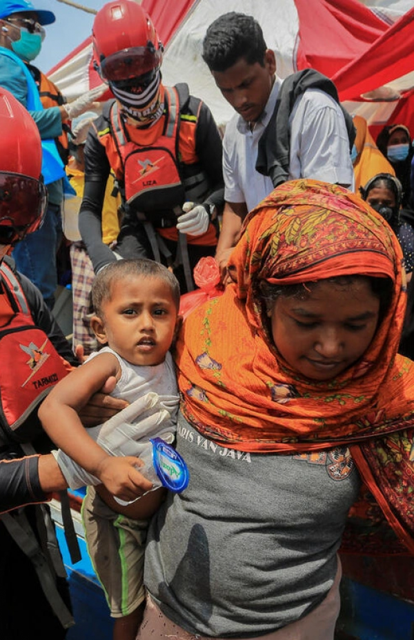 Mais refugiados arriscam-se em perigosas viagens marítimas a partir de Myanmar à medida que a crise se agrava