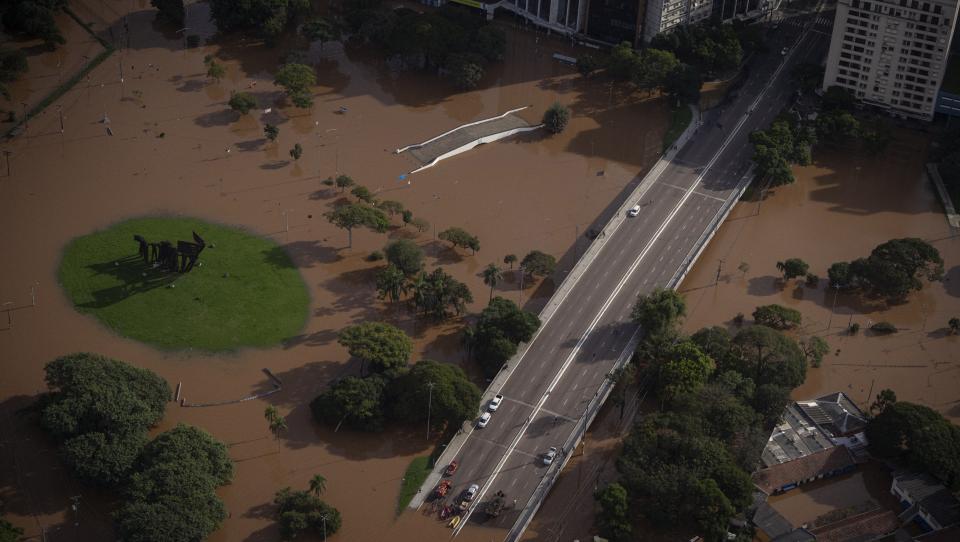 A crise climática alimenta as inundações e agrava as deslocações 