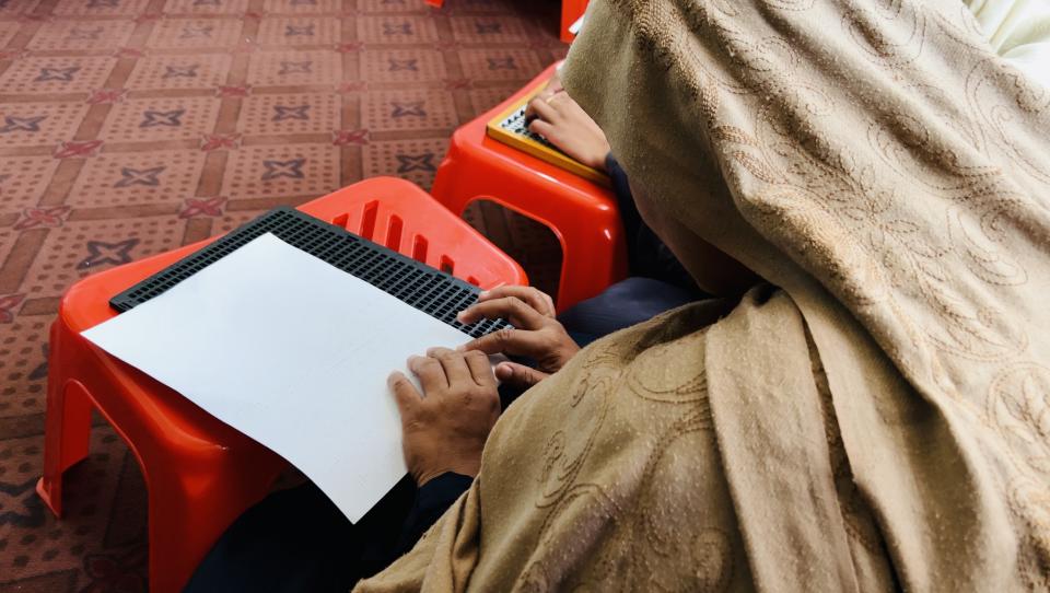 Mulheres com deficiência visual encontram esperança no leste do Afeganistão 