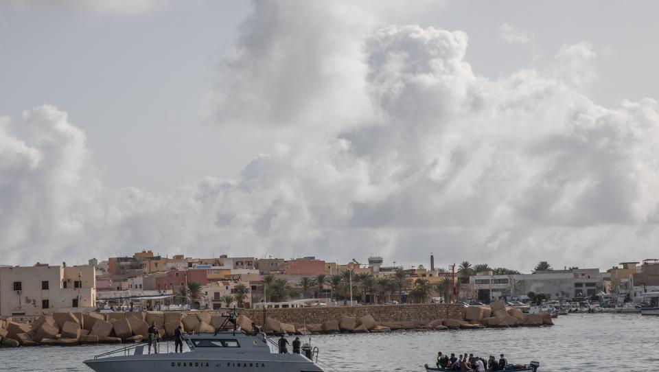 Uma década após o naufrágio do navio em Lampedusa, é preciso pôr fim às tragédias que continuam 
