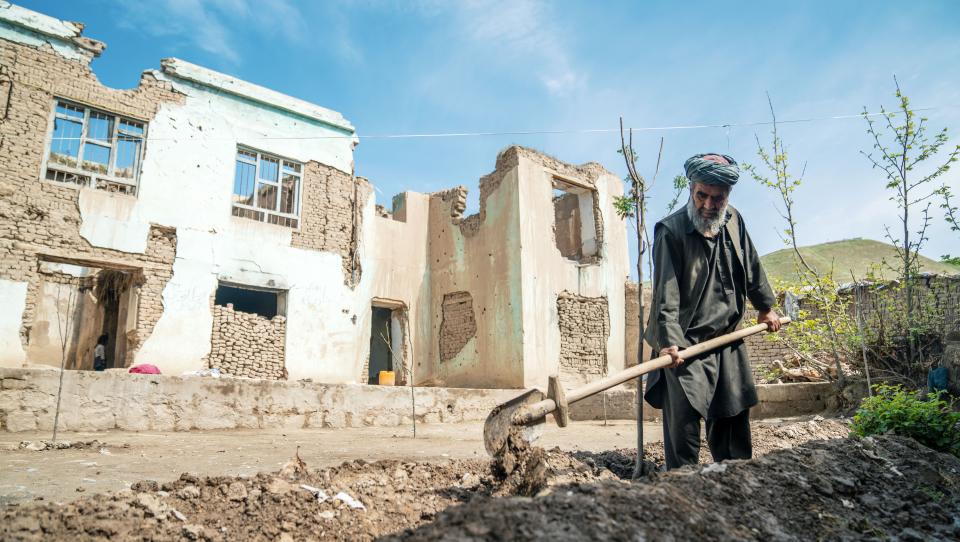 As pessoas afegãs deslocadas recebem ajuda para reconstruir as suas vidas e comunidades 
