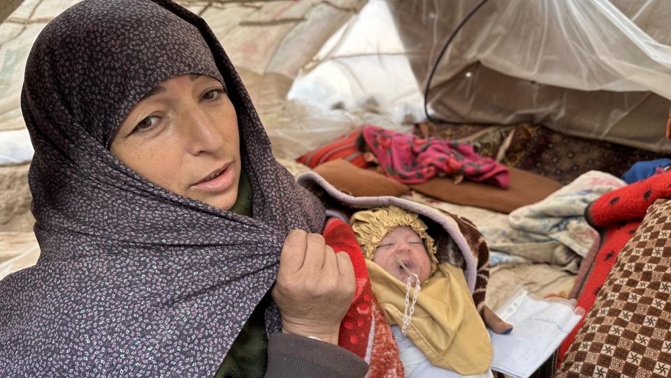 Os sobreviventes dos terríveis terramotos no Afeganistão lutam para recuperar 