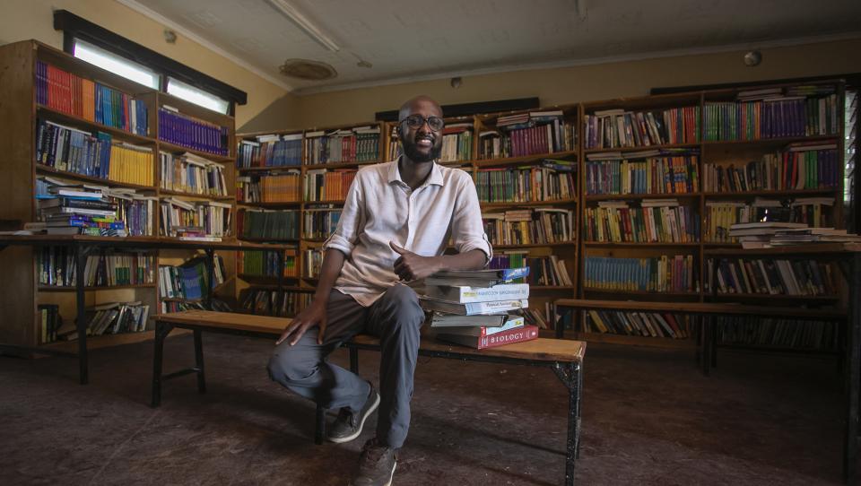 Jornalista e antigo refugiado ganha o Prémio Nansen do ACNUR por defender a educação de refugiados no Quénia 