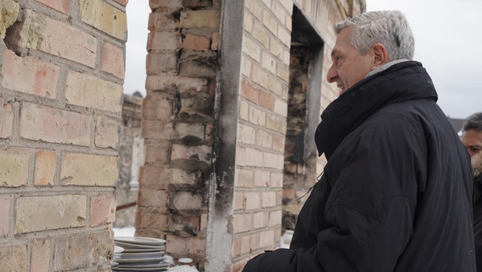 O ACNUR repara mais de 27.500 casas, permitindo que as famílias permaneçam e regressem às suas casas na Ucrânia