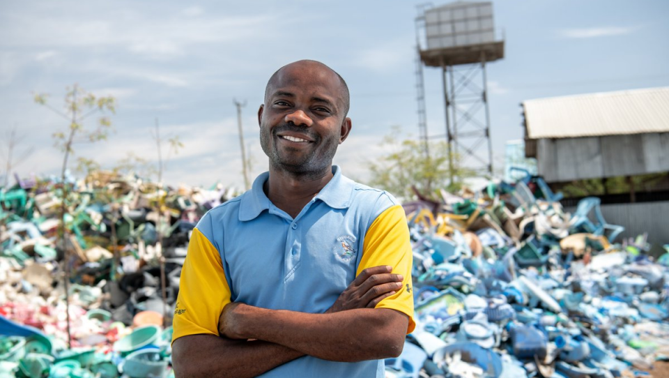 Refugiado congolês transforma resíduos de plástico num negócio lucrativo 