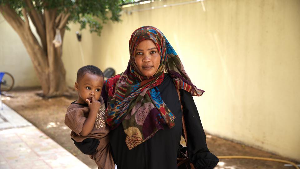 Mãe sudanesa sofre tragédia antes de fuga perigosa para a Líbia 