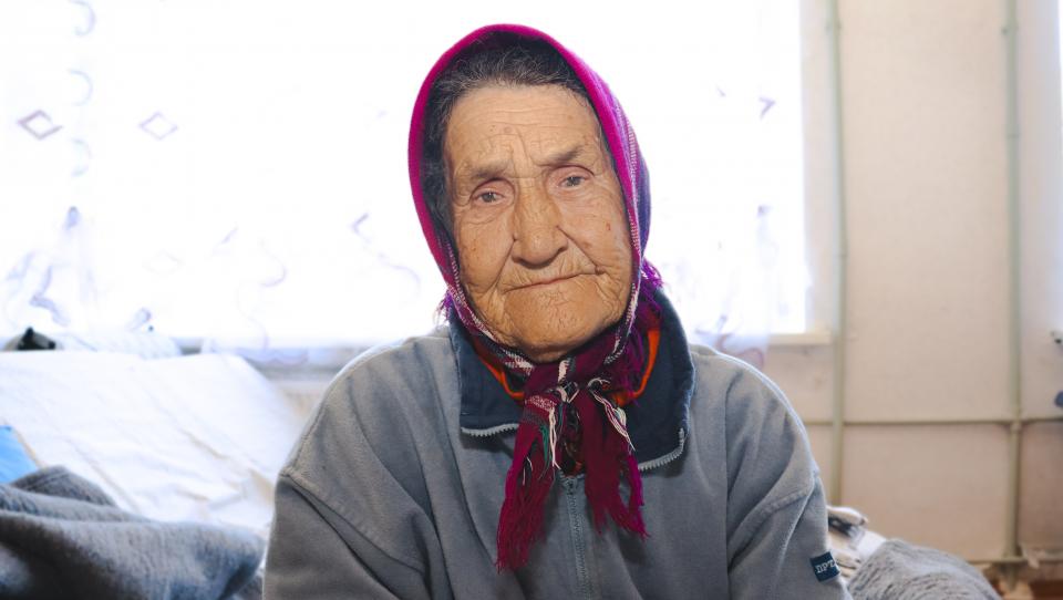 Fugir aos ataques aéreos no Leste da Ucrânia: a viagem de uma pessoa de 82 anos para um local seguro 