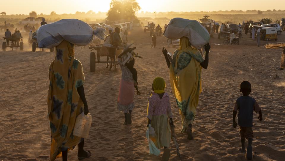 A violência implacável no Sudão impulsiona o êxodo contínuo de refugiados 