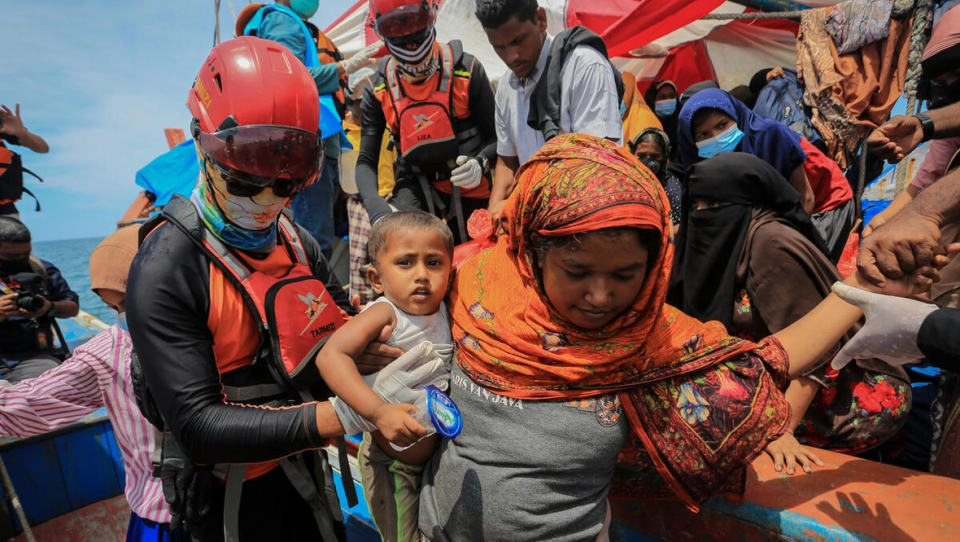 Mais refugiados arriscam-se em perigosas viagens marítimas a partir de Myanmar à medida que a crise se agrava